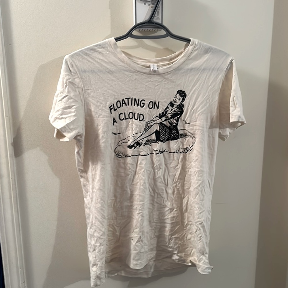 Size L Women’s T-Shirt - Unique Vintage - Floating on a Cloud